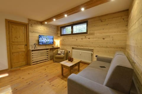 TV and multimedia, Living room, Seating area, Evening entertainment