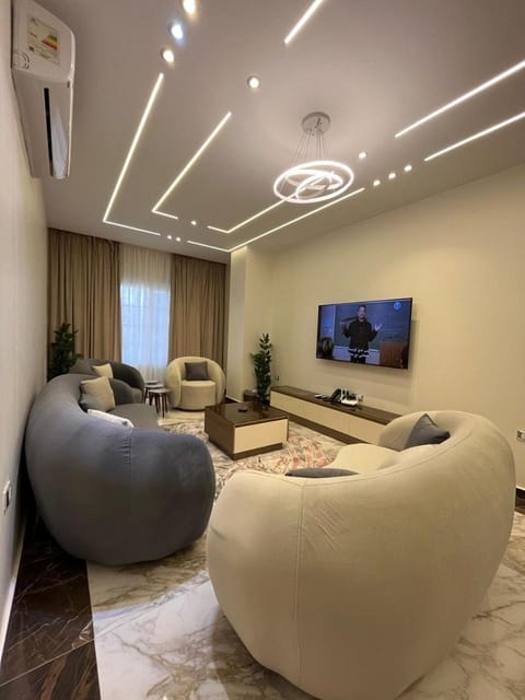 Communal lounge/ TV room, TV and multimedia, Living room, Seating area, Evening entertainment, air conditioner