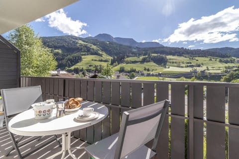 Natural landscape, View (from property/room), Balcony/Terrace, Dining area, Mountain view
