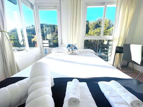 Bed, View (from property/room), Balcony/Terrace, Photo of the whole room, Seating area, Bedroom, Landmark view, Mountain view, Mountain view, Sea view, Sunrise, Sunset, Quiet street view, towels, wardrobe