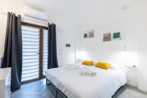 Bed, Photo of the whole room, Bedroom, air conditioner