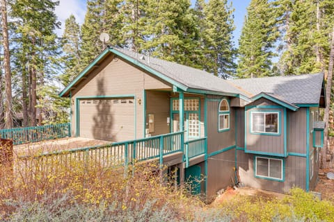 7 Mi to Beach Home with Hot Tub in South Lake Tahoe House in Sierra Nevada