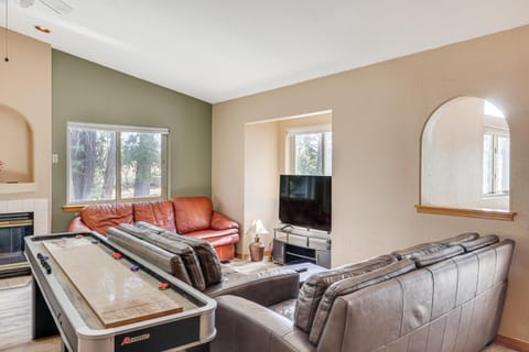 7 Mi to Beach Home with Hot Tub in South Lake Tahoe House in Sierra Nevada