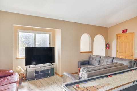 7 Mi to Beach Home with Hot Tub in South Lake Tahoe House in Sierra Nevada