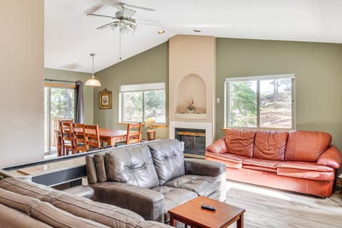 7 Mi to Beach Home with Hot Tub in South Lake Tahoe House in Sierra Nevada