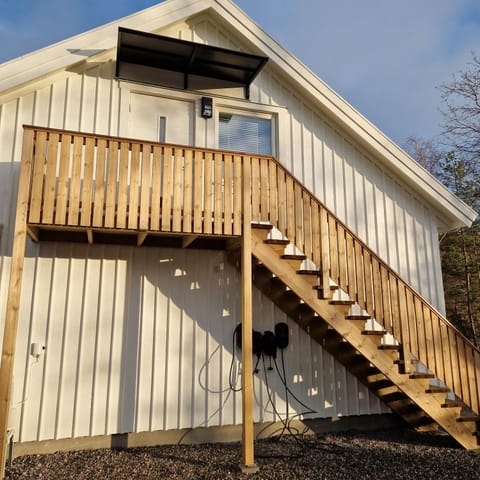 Property building, Day, Balcony/Terrace