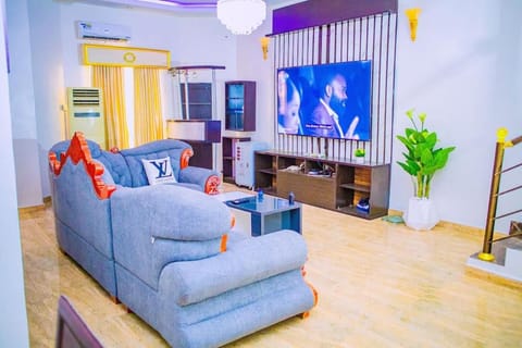 Communal lounge/ TV room, TV and multimedia, Living room, Seating area, Evening entertainment, air conditioner