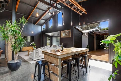 The Black Barn - 2 Bedrooms Apartment in Auckland