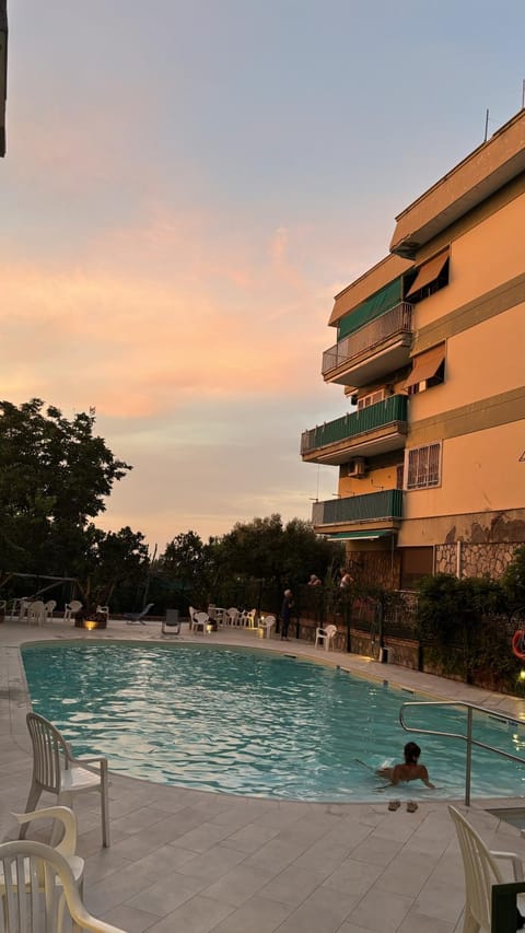 Swimming pool, Swimming pool