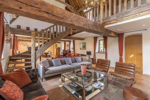 Villa avec piscine en forêt, 2H Paris, 6 Chambres Villa in Centre-Val de Loire