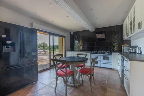 Villa avec piscine en forêt, 2H Paris, 6 Chambres Villa in Centre-Val de Loire