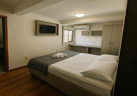 Bed, TV and multimedia, Bedroom