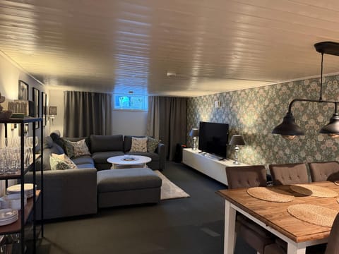 Communal lounge/ TV room, TV and multimedia, Living room, Photo of the whole room, Seating area