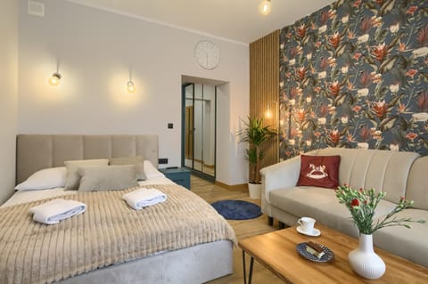 Bed, Living room, Photo of the whole room, Seating area, towels