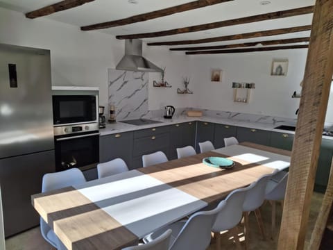 Kitchen or kitchenette, Dining area, stove