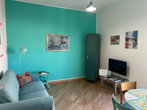 Communal lounge/ TV room, TV and multimedia, Living room, Seating area, Evening entertainment