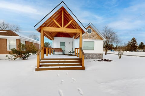 Walk to Beach and Dtwn East Tawas! Lake-View Retreat House in East Tawas