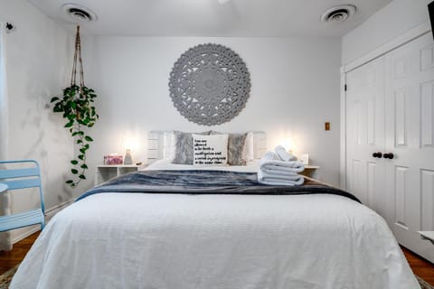 Bed, Bedroom, towels