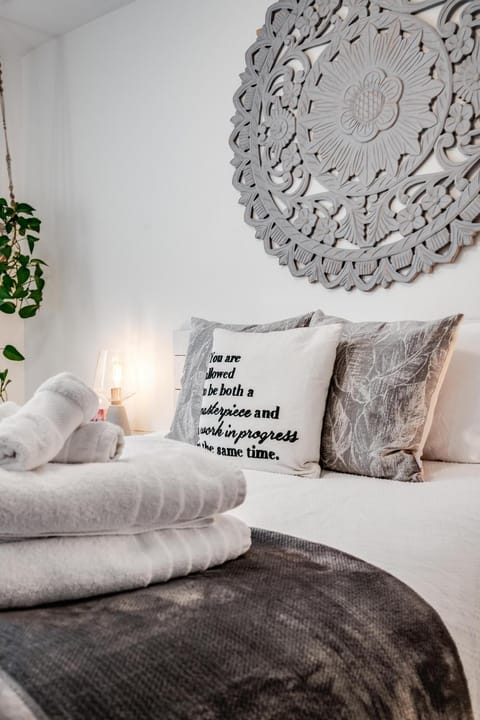 Bed, Bedroom, towels