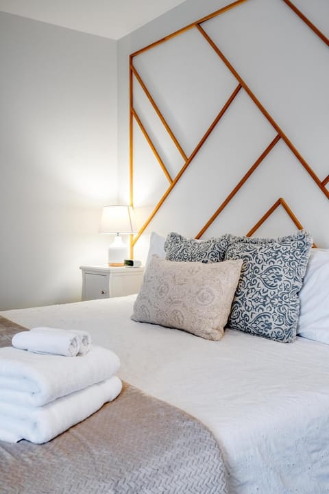 Bed, Bedroom, towels