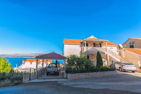 Facade/entrance, Lake view