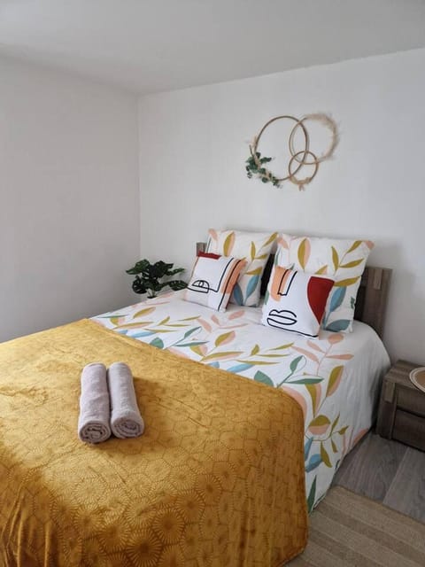 Bed, Bedroom, towels