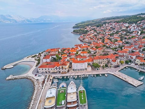 Seating area, Location