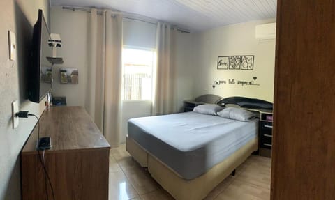 Bed, TV and multimedia, Bedroom