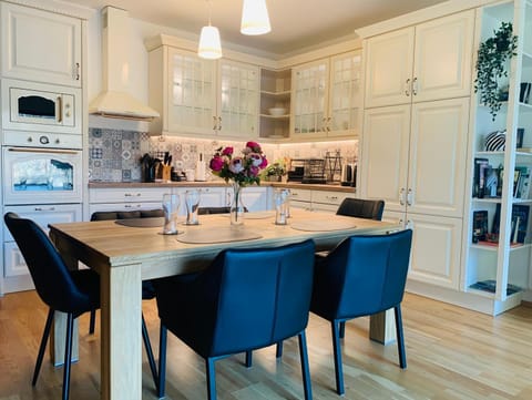 Kitchen or kitchenette, Living room, Seating area, Dining area, dishwasher