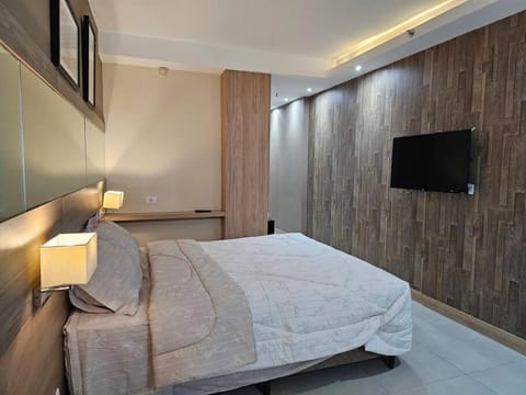 Bed, TV and multimedia, Bedroom