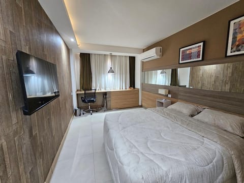 Bed, TV and multimedia, Photo of the whole room, Bedroom