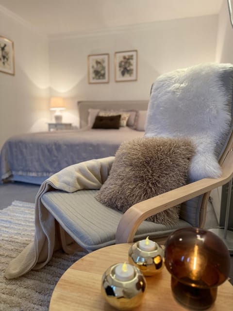 Seating area, Bedroom