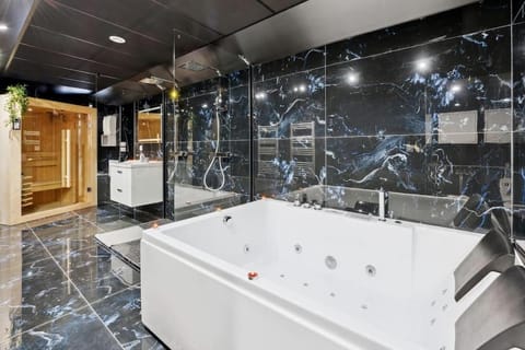 Love Room - Suite avec jacuzzi et sauna privatif Apartment in Corbeil-Essonnes