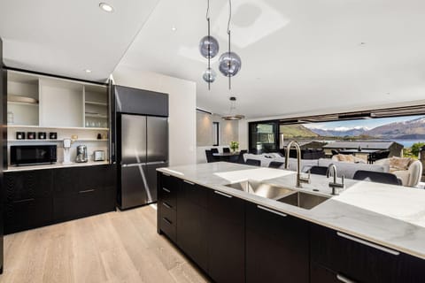Spring, Day, Coffee/tea facilities, Kitchen or kitchenette, On site, Lake view, Mountain view, microwave, oven, stove