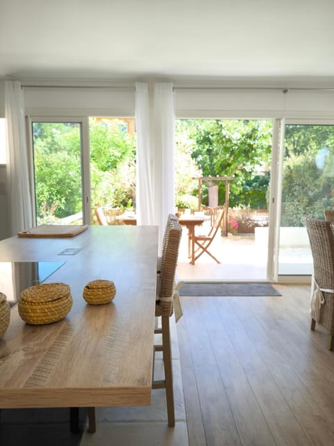 Patio, Garden, View (from property/room), Balcony/Terrace, Living room, Seating area, Dining area, Garden view