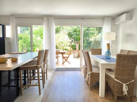 Patio, Living room, Seating area, Dining area