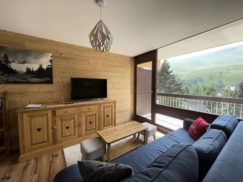 Bed, TV and multimedia, fireplace