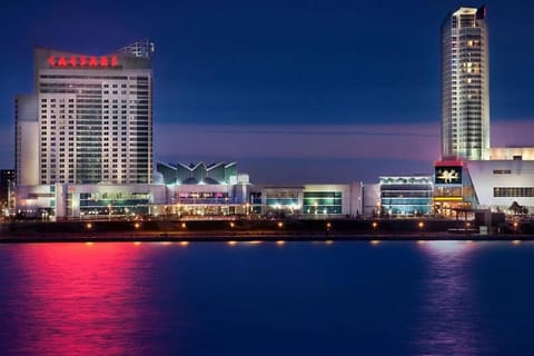 Private Hot Tub Retreat, Walk to Caesars, Waterfront & Downtown! House in Windsor