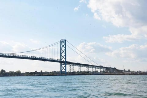 Private Hot Tub Retreat, Walk to Caesars, Waterfront & Downtown! House in Windsor