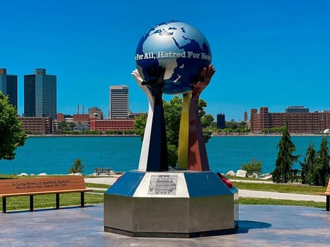 Private Hot Tub Retreat, Walk to Caesars, Waterfront & Downtown! House in Windsor