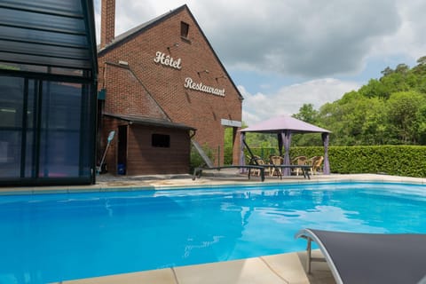 Property building, Garden, Swimming pool, Swimming pool