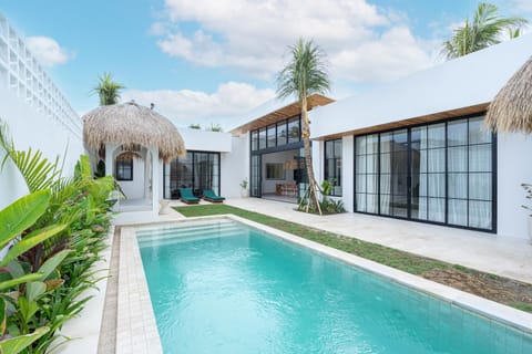 Property building, Day, Swimming pool, sunbed