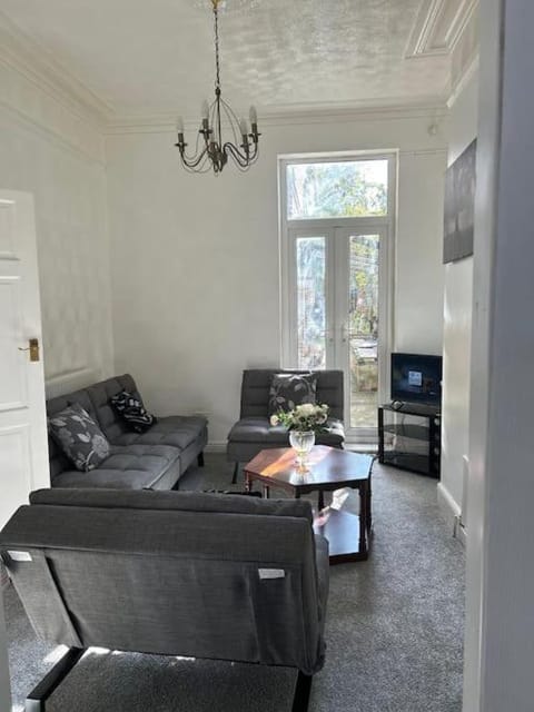 Spacious Grimsby Contractor Friendly Home Sleeps 12 and Free Parking House in Grimsby