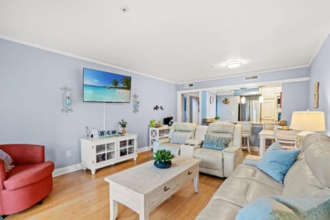 TV and multimedia, Kitchen or kitchenette, Living room, Seating area, Dining area