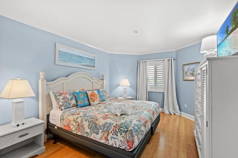 Bed, TV and multimedia, Photo of the whole room, Decorative detail, Bedroom