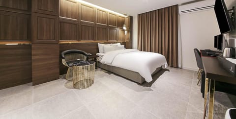 Bed, TV and multimedia, air conditioner