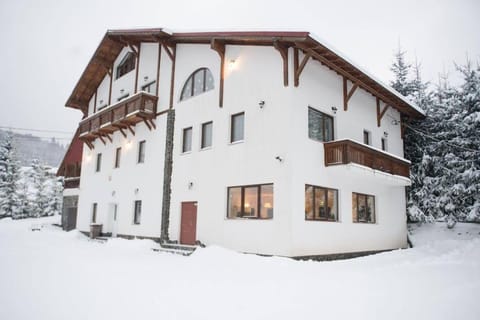 Property building, Day, Natural landscape, Winter, Mountain view