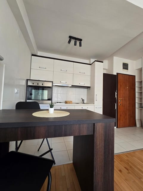 Kitchen or kitchenette, Dining area, minibar, oven, stove