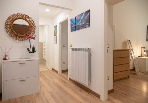 Photo of the whole room, Decorative detail, internet
