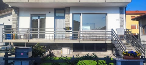 Property building, Day, View (from property/room), Balcony/Terrace